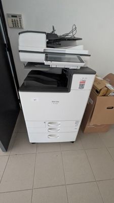une photo d'une imprimante multifonction dans une pièce