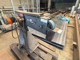 une machine posée sur une palette dans un entrepôt
