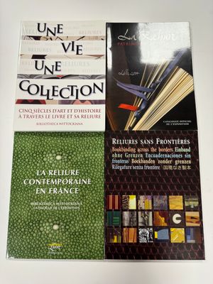 deux livres posés l'un à côté de l'autre sur une table