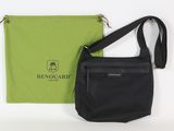 le sac noir se trouve à côté d'un sac vert, posé sur une surface blanche