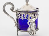 une théière ancienne en argent et en verre bleu, représentant une femme tenant un panier