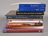 plusieurs livres empilés sur une table