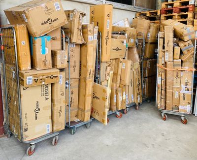 de nombreux cartons empilés les uns sur les autres dans un entrepôt