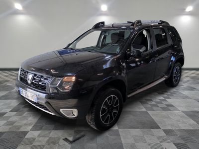 une photo d'un 4x4 noir garé dans un garage