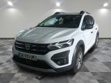 une photo d'un 4x4 blanc garé dans un garage