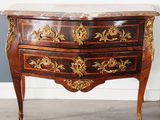 une petite commode avec un plateau en marbre