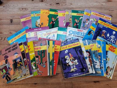 une pile de livres pour enfants posée sur un parquet