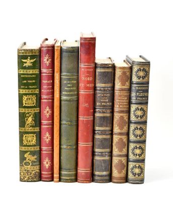 plusieurs vieux livres sont alignés sur une surface blanche