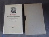 deux livres posés sur une table