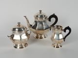 trois pièces de service à thé et à café en argent sur fond blanc