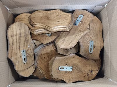 plusieurs morceaux de bois dans une boîte en carton