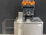 une machine qui contient du jus d'orange
