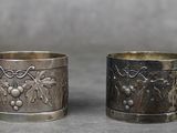 paire de serviettes anciennes en argent ornées de raisins et de feuilles