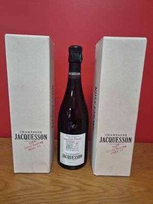 deux bouteilles de vin posées l'une à côté de l'autre sur une table