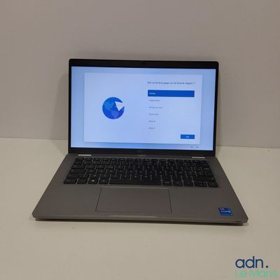 un ordinateur portable posé sur une table