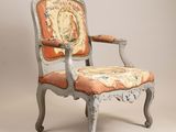 une image représentant une chaise dont l'assise et le dossier sont recouverts d'un tissu à motifs floraux