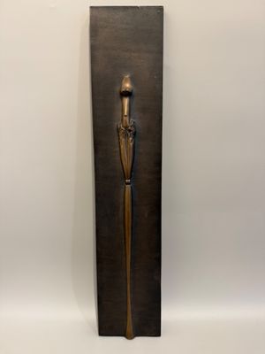 une image représentant une sculpture d'une personne tenant un parapluie