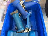 un bac bleu contenant tout un tas d'outils