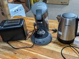 une cafetière, un grille-pain et un grille-pain posés sur une table