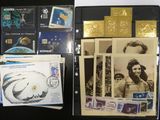 beaucoup de timbres et de cartes postales posés sur une table noire