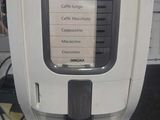 une machine à café exposée dans un magasin