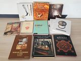 plusieurs livres sont posés sur une table les uns à côté des autres