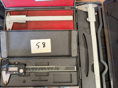 un pied à coulisse, une règle et d'autres outils dans un étui