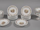 plusieurs assiettes et tasses posées sur une table