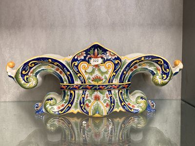 un vase bleu et jaune posé sur une table en verre