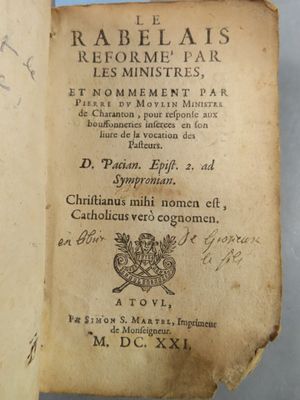 un vieux livre écrit posé sur une table