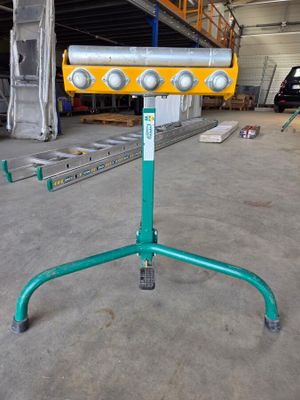 une photo d'une machine verte et jaune dans un entrepôt