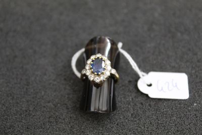 gros plan d'une bague sur une surface noire avec une étiquette de prix