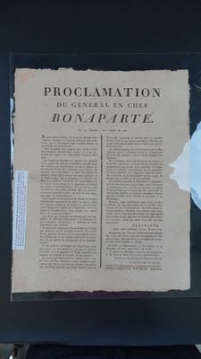 une feuille de papier posée sur une table sur laquelle se trouve une autre feuille de papier