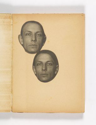 Une vieille photo représentant un homme et une femme figure dans un livre