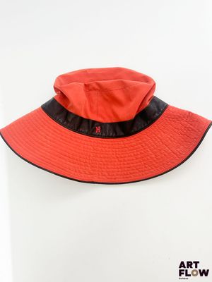 un chapeau orange bordé de noir sur un mannequin, un mannequin, un mannequin, un mannequin, un mannequin, un mannequin, un mannequin, un mannequin