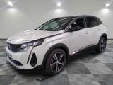 Le nouveau SUV Toyota C-HR est garé dans un showroom.