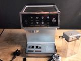 une machine à café posée sur une table en bois