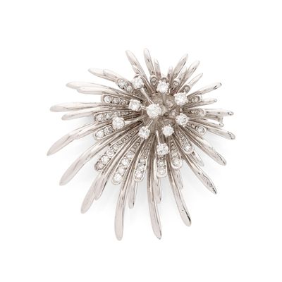 une image représentant une broche en diamant et en argent sur fond blanc