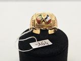 une photo d'une bague en or posée sur une boîte noire, avec une étiquette de prix