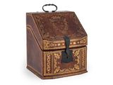une petite boîte marron munie d'une poignée, sur fond blanc