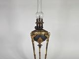 un bougeoir ancien en laiton et en verre sur fond blanc