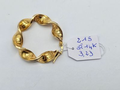 une photo d'un bracelet en or sur lequel figure une étiquette de prix