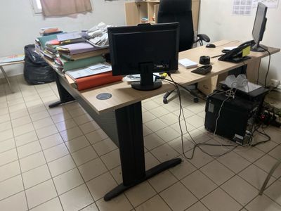 un bureau équipé d'un écran d'ordinateur et d'un clavier