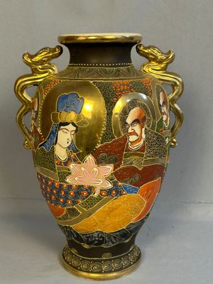 un vase sur lequel sont représentés une femme et un homme