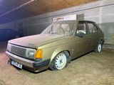 une voiture sale garée dans un garage