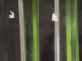 trois brosses à dents vertes et noires dans une boîte posée sur une table