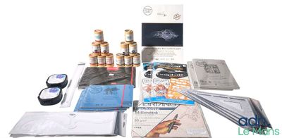 une photo du contenu d'un kit de tatouage sur fond blanc