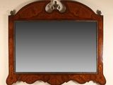 un miroir accroché au mur sur lequel est représenté un crâne