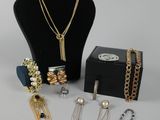 un assortiment de bijoux comprenant un collier, un bracelet et une bague