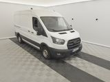 une camionnette blanche garée dans une pièce